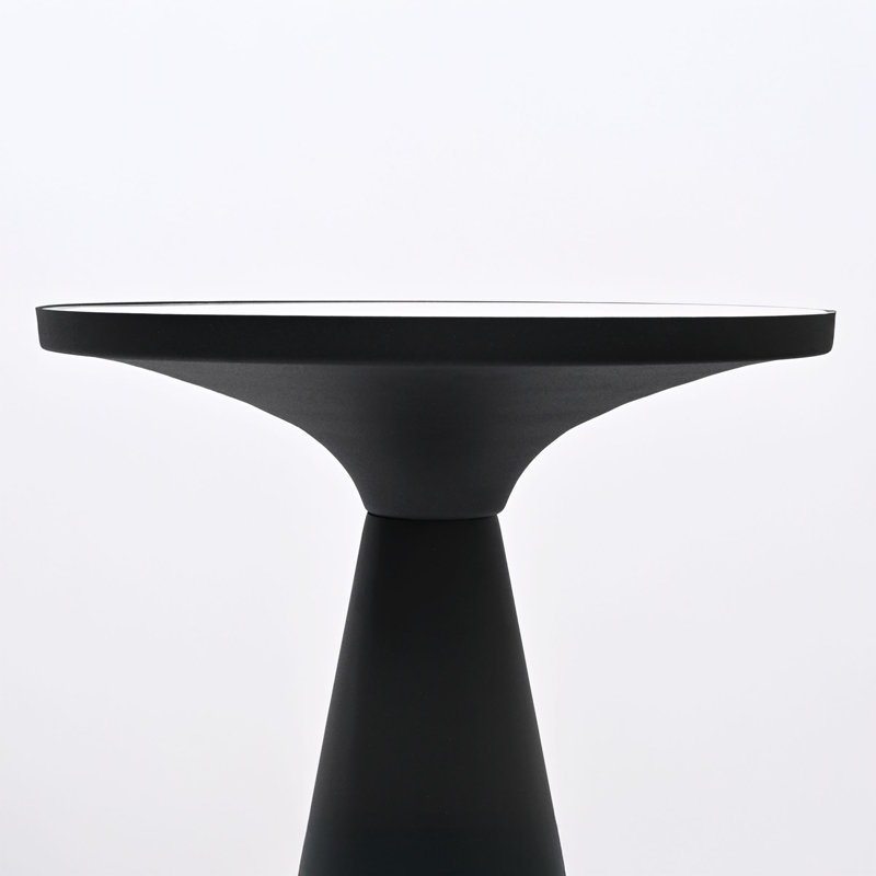 Table de bout avec plateau en marbre blanc et structure en métal noir