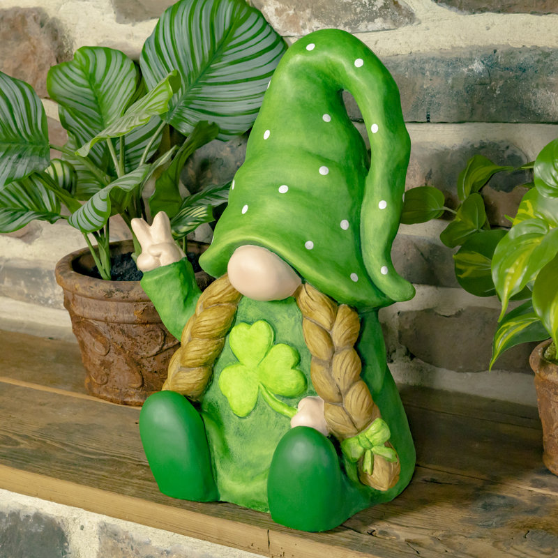 Gnome de jardin de la Saint-Patrick assis avec le trèfle et le signe de la paix «The Shamrocks»