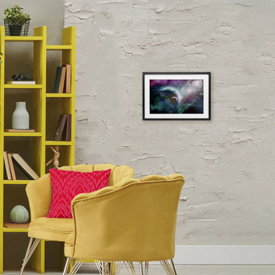 «Eclipsing Cosmos Planets», reproduction sous verre encadrée, conception par Ali Chris