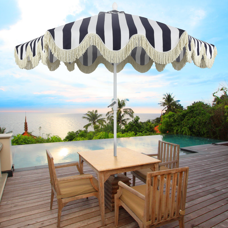 Parasol d'extérieur à frange bohémienne 9 pi avec manivelle et inclinaison Collins, auvent festonné bleu marine / blanc / crème résistant aux rayons UV