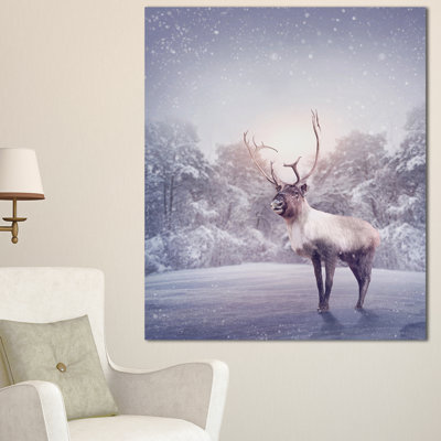 Énorme renne debout dans la neige - reproduction de photo sur toile tendue