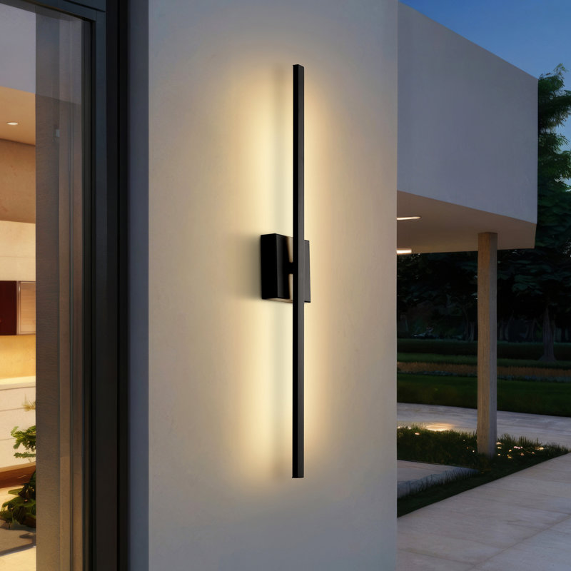 Applique murale intégrée à DEL à intensité variable de 350 degrés Sercey, Noir, H 4,25 po x l 28 po x P 1,75 po