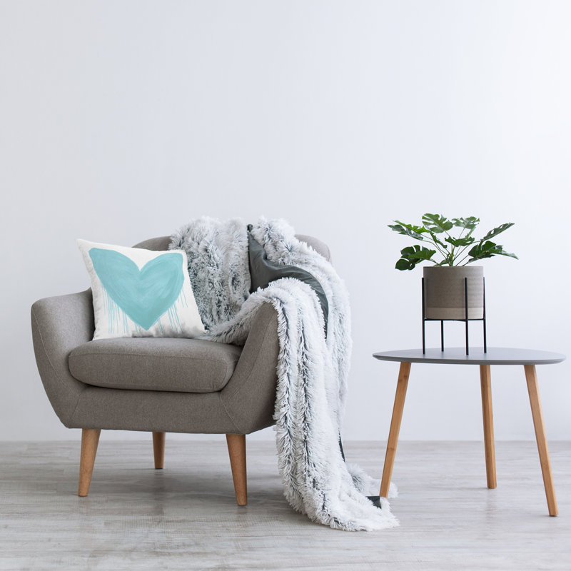 Coussin décoratif en forme de cœur bleu par Lindsay Rodgers