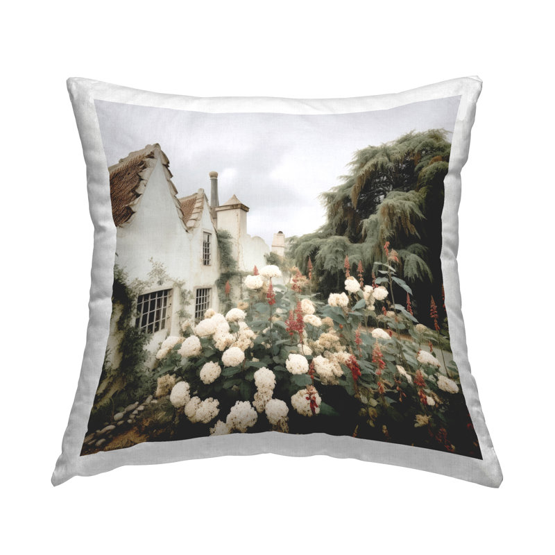 Coussin décoratif à imprimé floral Garden Cottage par Lazar Studio