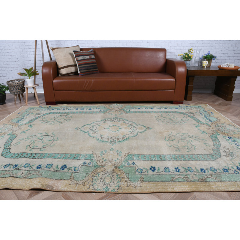 Élégant tapis turc tissé à la main avec des couleurs pastel douces et des motifs floraux uniques parfaits pour ajouter de la sophistication à votre décor