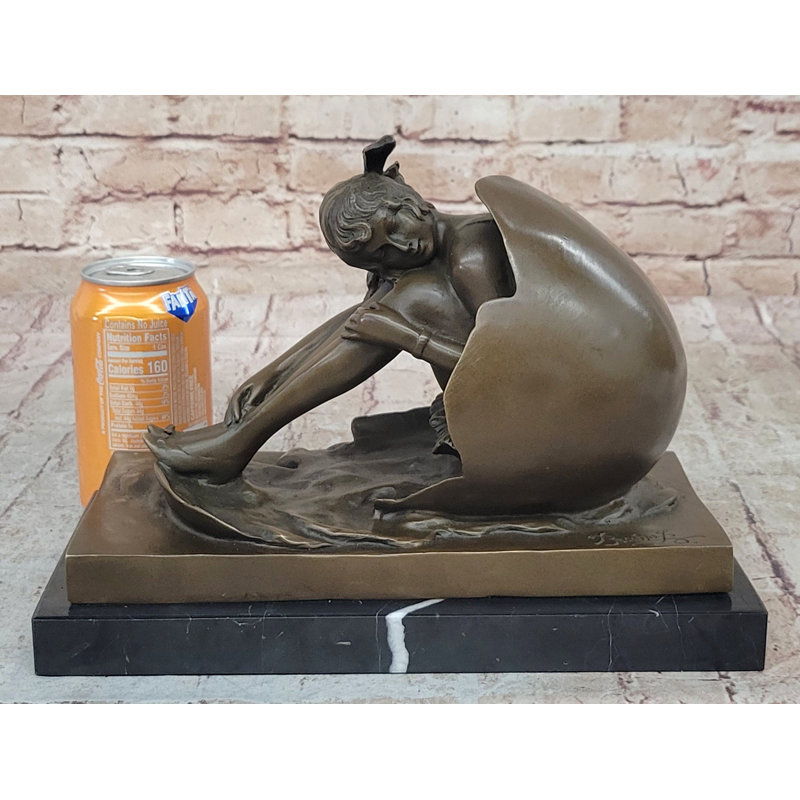 Sculpture en bronze d'une fille sortant d'un œuf «Cholesterol» par Bruno Zach