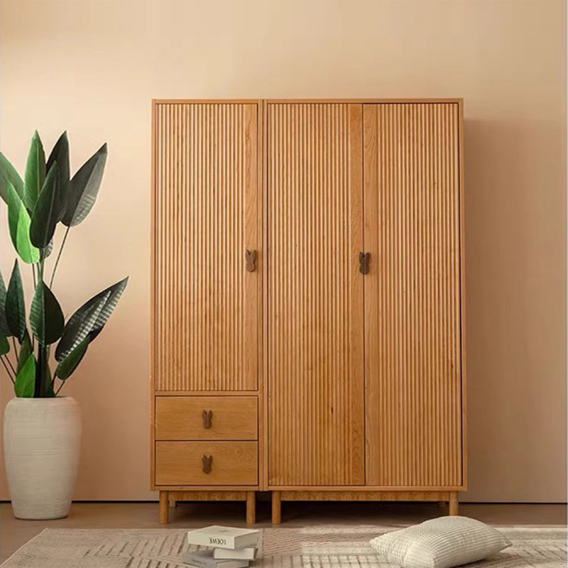 Armoire nordique simple en bois massif