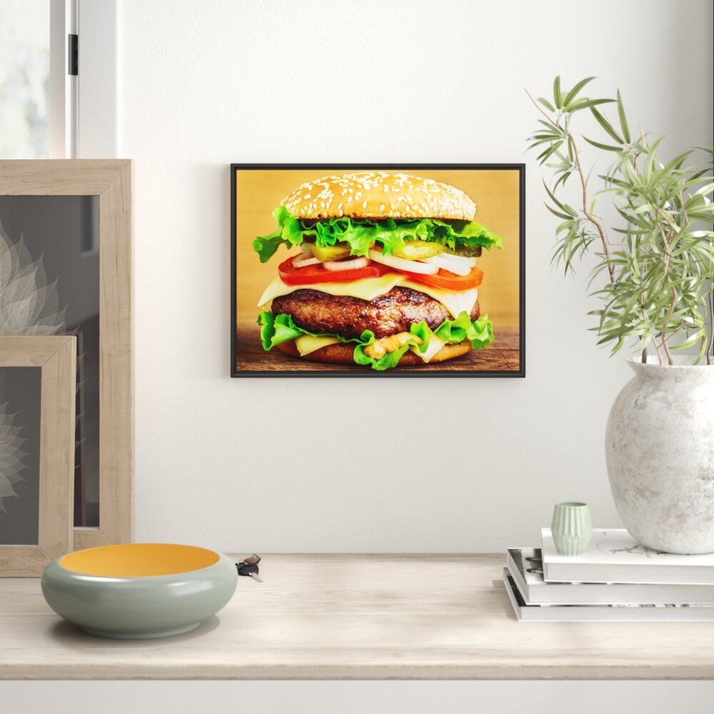 Gerahmtes Wandbild Köstlicher Burger auf Holztisch