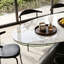 Table de salle à manger ovale moderne en pierre frittée avec dessus d'aspect marbre et pied central en acier inoxydable, idéale pour la cuisine et le salon.-6559634