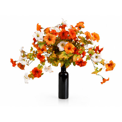 Arrangement de fleurs de pétunia avec vase en céramique pour décor de table et de vestibule