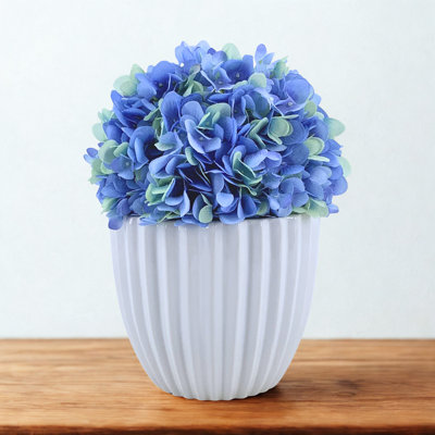 Arrangement de faux hortensias en céramique blanche