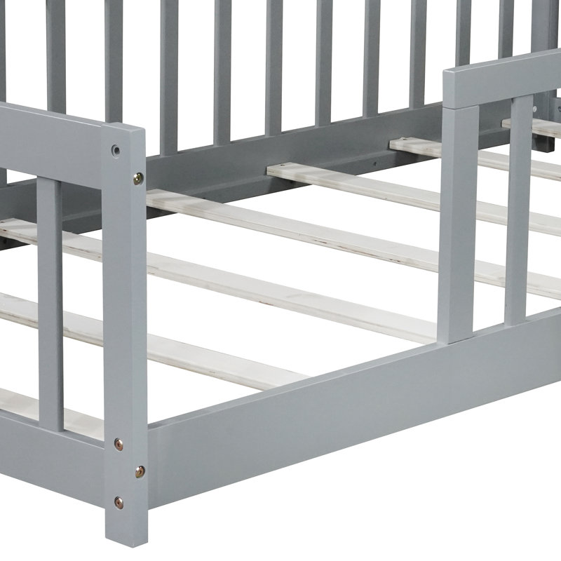 Lit simple en bois massif avec garde-corps de clôture, gris
