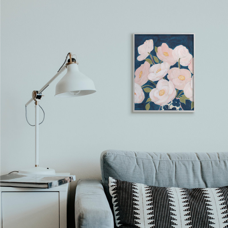 Fleurs printanières, pétales roses sur bleu profond, H 20 po x l 16 po, Estampe numérique Farmhouse