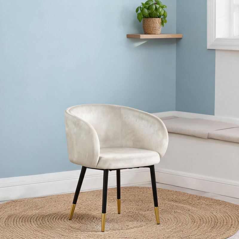 Chaise d'appoint en velours beige à dossier tonneau avec pieds dorés, siège de salle à manger rembourré pour la cuisine ou le salon