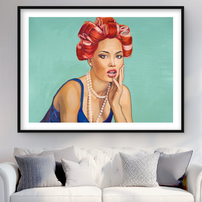 Pin Up Girl with Curler - reproduction encadrée avec passe-partout | Décoration intérieure
