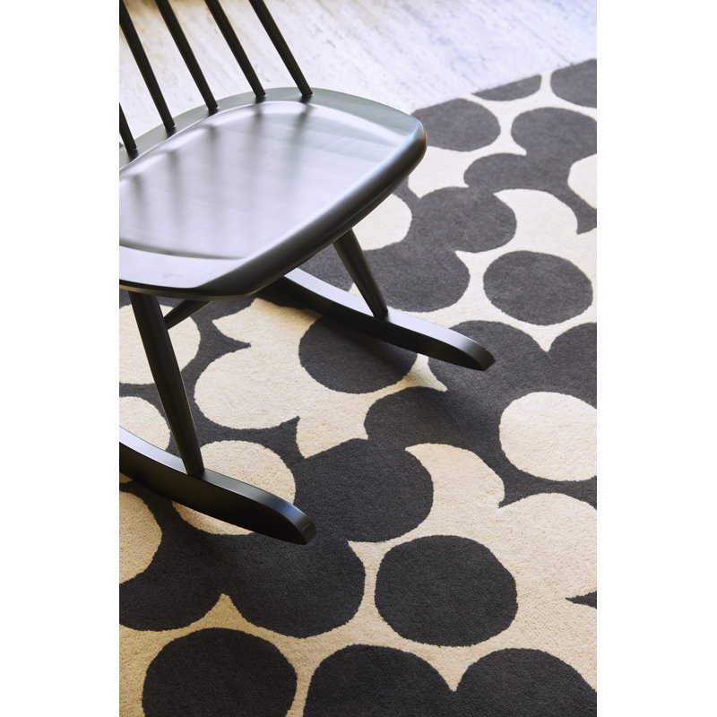 Wool Floral Area Rug in Black/Off-White, Rectangle 5'3" x 7'6"