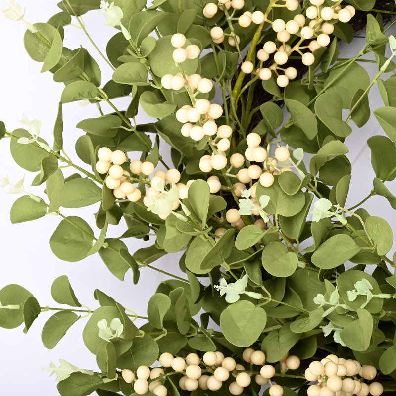 Couronne de baies en eucalyptus fabriquée à la main 24 po pour porte d'entrée, Blanc/vert