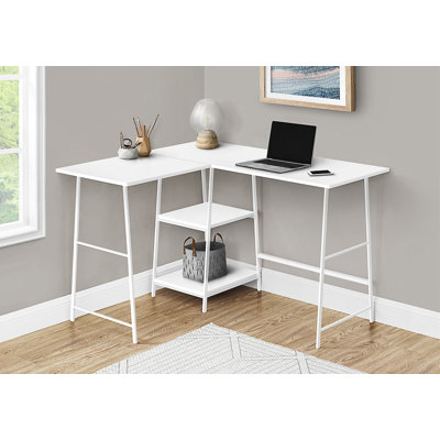 Bureau d'ordinateur d'angle moderne en L avec tablettes de rangement pour les espaces de travail à domicile.