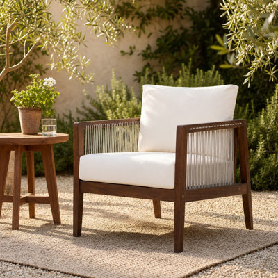 Fauteuil club d'extérieur durable avec structure en bois massif robuste, dossier et panneaux latéraux en corde tissée respirante, coussins moelleux hydrofuges
