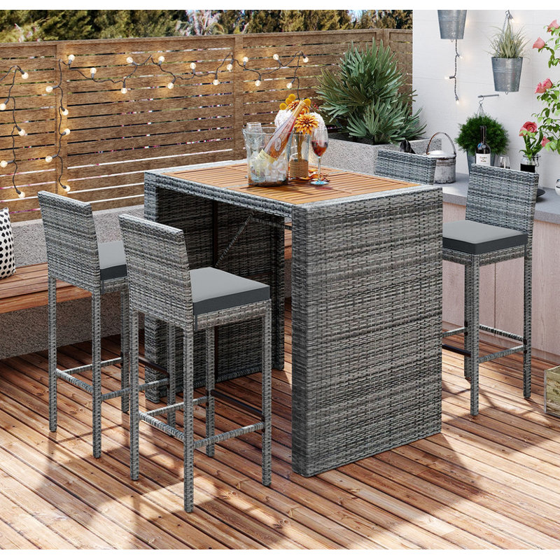 Ensemble de bar d'extérieur 5 pièces avec coussins amovibles, table en bois d'acacia et chaises en osier gris, pieds antidérapants, corde fixe