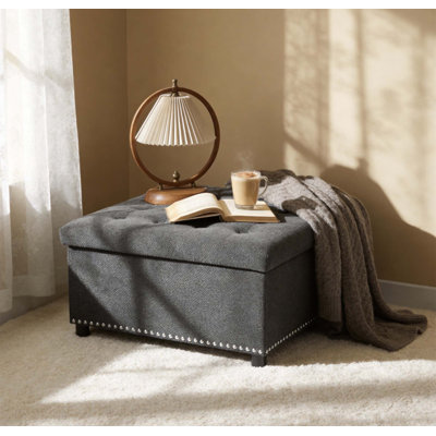 Repose-pieds capitonné avec rangement clouté, idéal pour les petits espaces et l'organisation à la maison