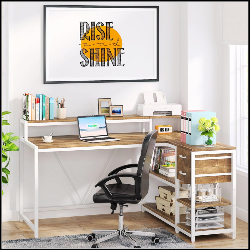 Bureau de bureau en L de 55 pouces avec élévateur de moniteur, tiroirs et tablettes de rangement, bureau d'ordinateur de coin pour les petits espaces, table d'écriture de style maison de campagne
