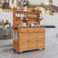 Banc de rempotage d'extérieur en bois de sapin avec beaucoup de rangement, tablettes réglables, crochets et roulettes verrouillables-915549094