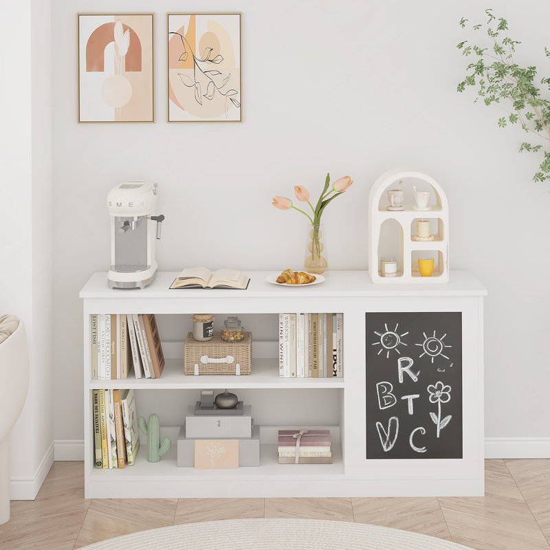 Bibliothèque avec tablette de rangement et tableau noir pour salle de jeux