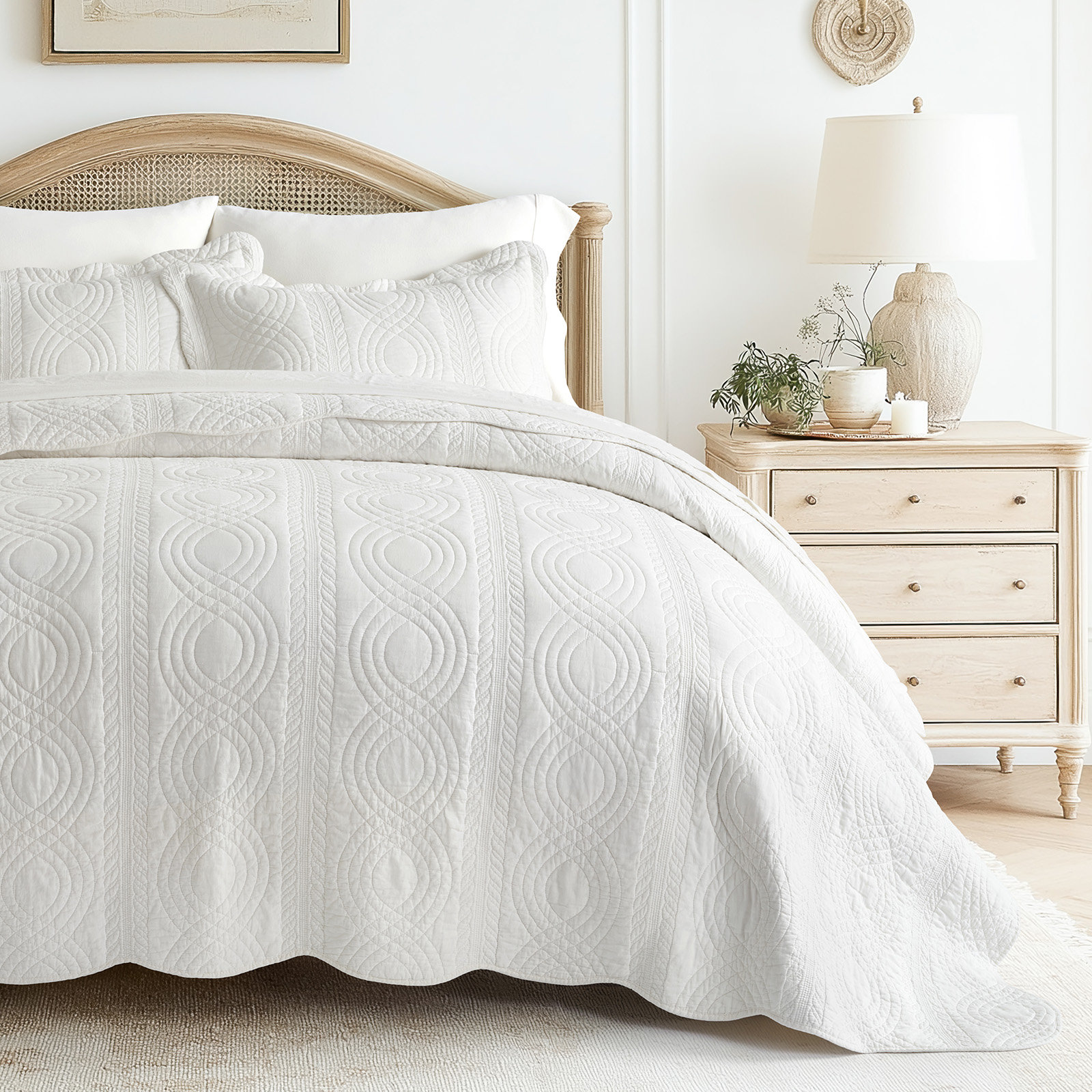 Scallop Edge 100% Cotton Quilt Set, King Quilt + 2 King Shams, Bright White