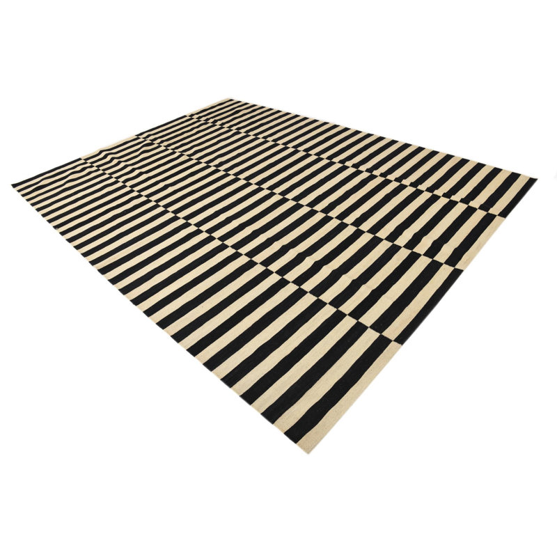 Tapis noir et blanc 8 x 11 Petrella