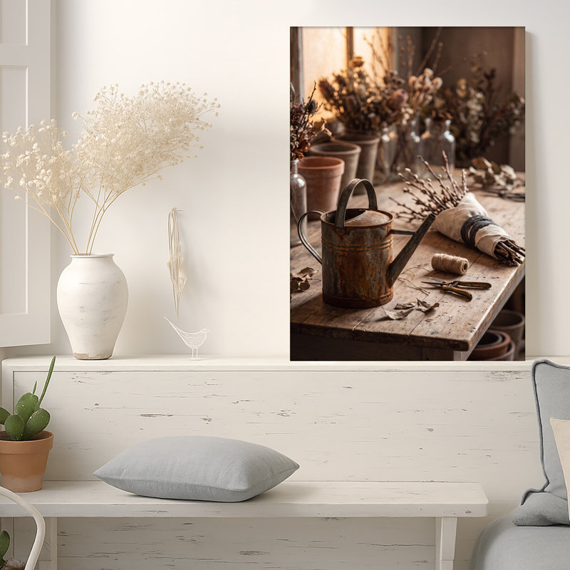 «Rusty Watering Can» avec fleurs séchées sur une table de jardin en bois, art mural, H 36 po x l 24 po