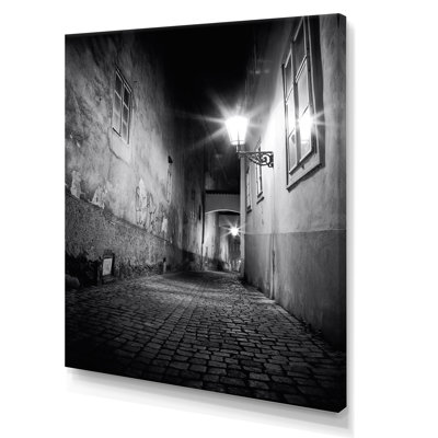 " Mysterious Narrow City Alley "
