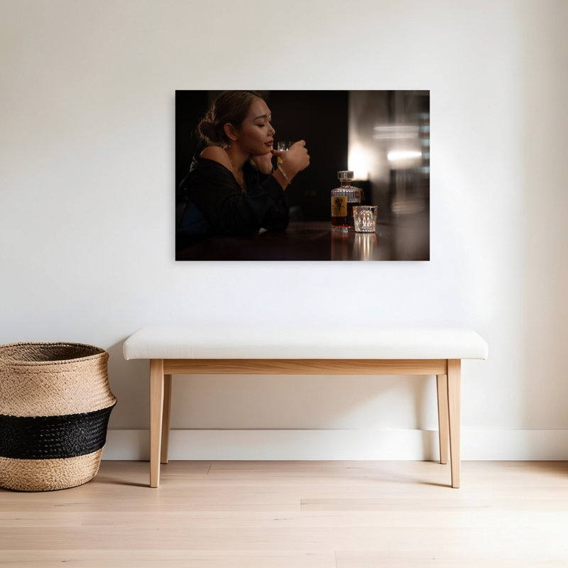 Femme élégante au bar - Affiche murale contemporaine élégante, H 24 po x l 36 po