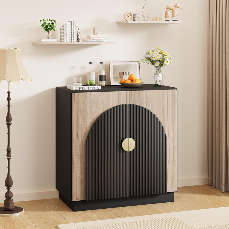 Buffet Mid-Century moderne avec design cannelé et portes arquées, tablettes réglables