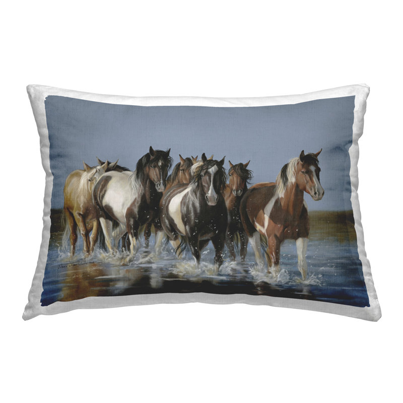 Coussin décoratif imprimé Chevaux qui traversent la rivière par Victoria Schultz