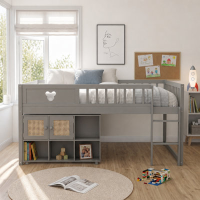 Lit mezzanine bas pour enfant (taille standard), cadre en bois avec étagère de rangement et armoire à portes en rotin, décoration ours mignon, design discret, meuble de chambre gain de place - blanc