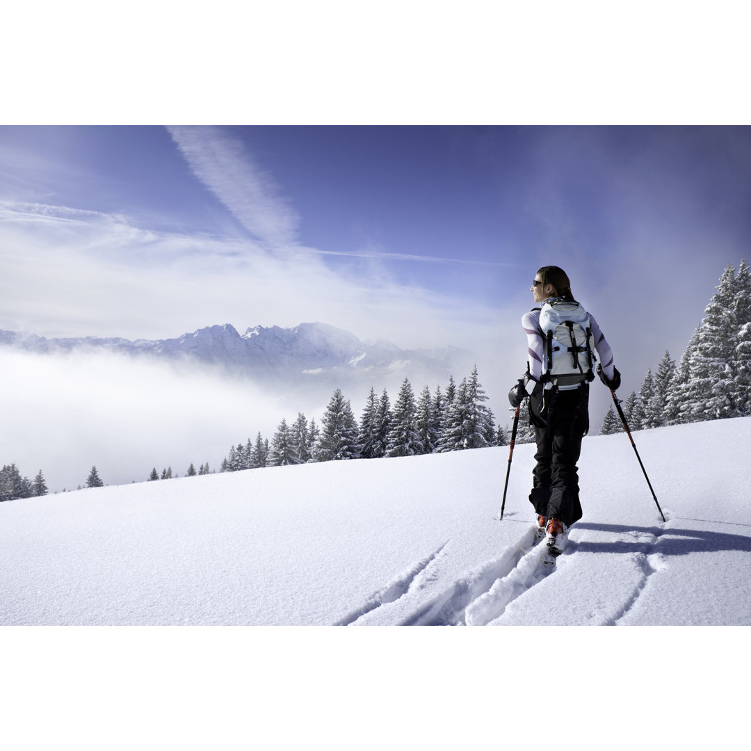 Backcountry Skiing In The Winter Wonderland von Lorenzo104 - Kunstdrucke ohne Rahmen auf Leinwand