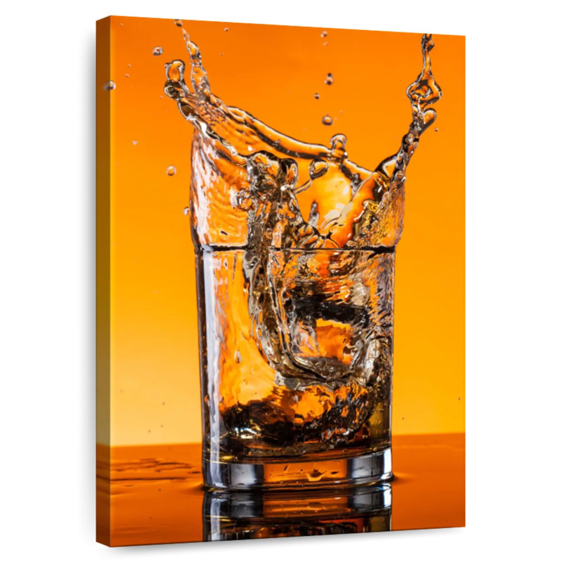 Yarlin whisky éclaboussant dans un verre, H 12 po x l 8 po