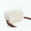 Chaise d'appoint en fausse fourrure, accoudoirs et dossier en bois de noyer foncé-378409438