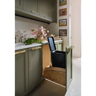 Collection simple Craftsman Contenant à déchets escamotable en érable massif avec accents noirs, (1) couvercle et glissières à fermeture en douceur BLUM pour armoires de base de 15 po