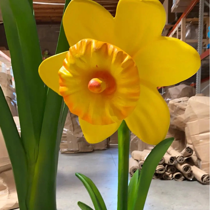 Statue de petit narcis en pot jaune
