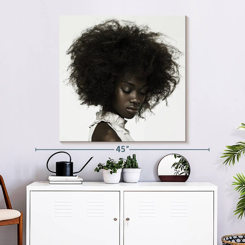 Leisha, femme aux cheveux bouclés