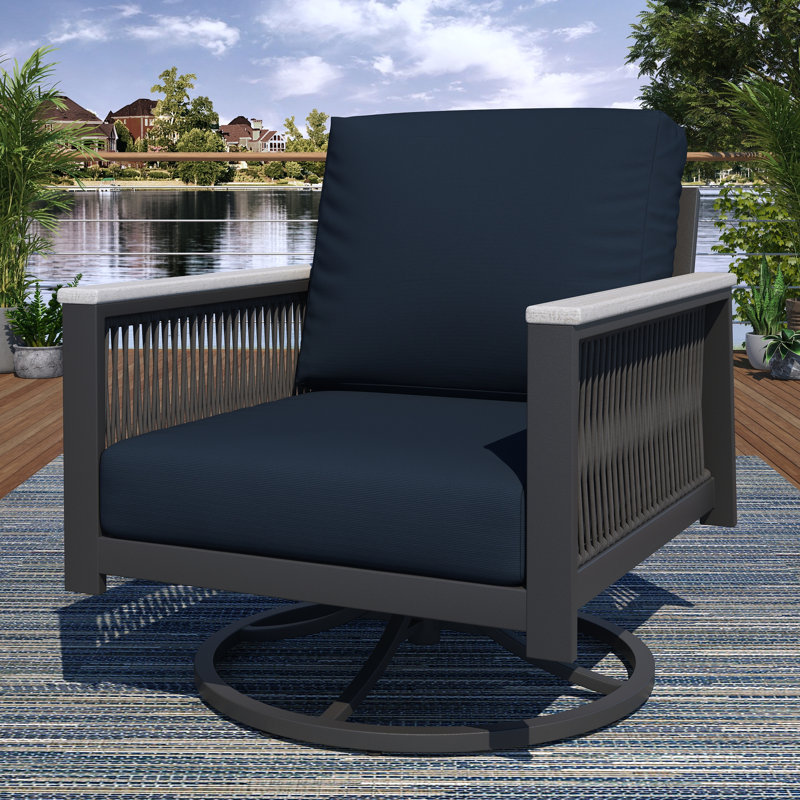 Chaise d'extérieur en métal doré avec coussin Townsend, Toile bleu marine Sunbrella®