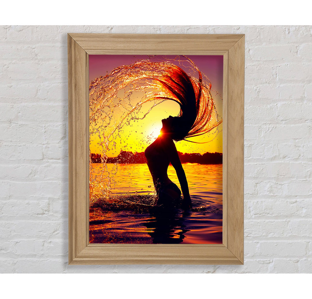 Sunset Woman Ocean Splash Gerahmter Druck Wandkunst