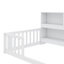 Lit simple simple avec bibliothèque, diverses tablettes de rangement et garde-corps-653838815