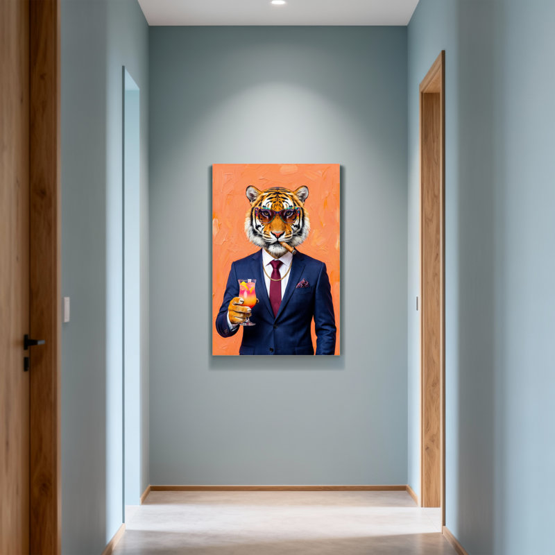 Animaux tigrés en costume tenant un cocktail, H 40 po x l 28 po
