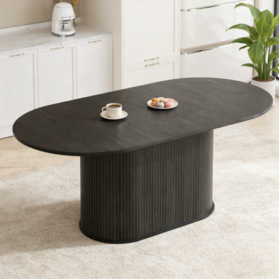 Table de salle à manger extensible en forme d'arc avec des pieds rayés, pouvant accueillir 4 à 6 personnes et convenant au salon ou à la cuisine.