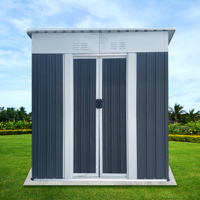 Remise de rangement pour l'extérieur de 5 pi x 3 pi en gris, fabriquée en métal à haute résistance, de conception ventilée, de panneaux muraux imperméables superposés, idéale pour ranger les vélos. Remise grise de conception américaine, acier galvanisé