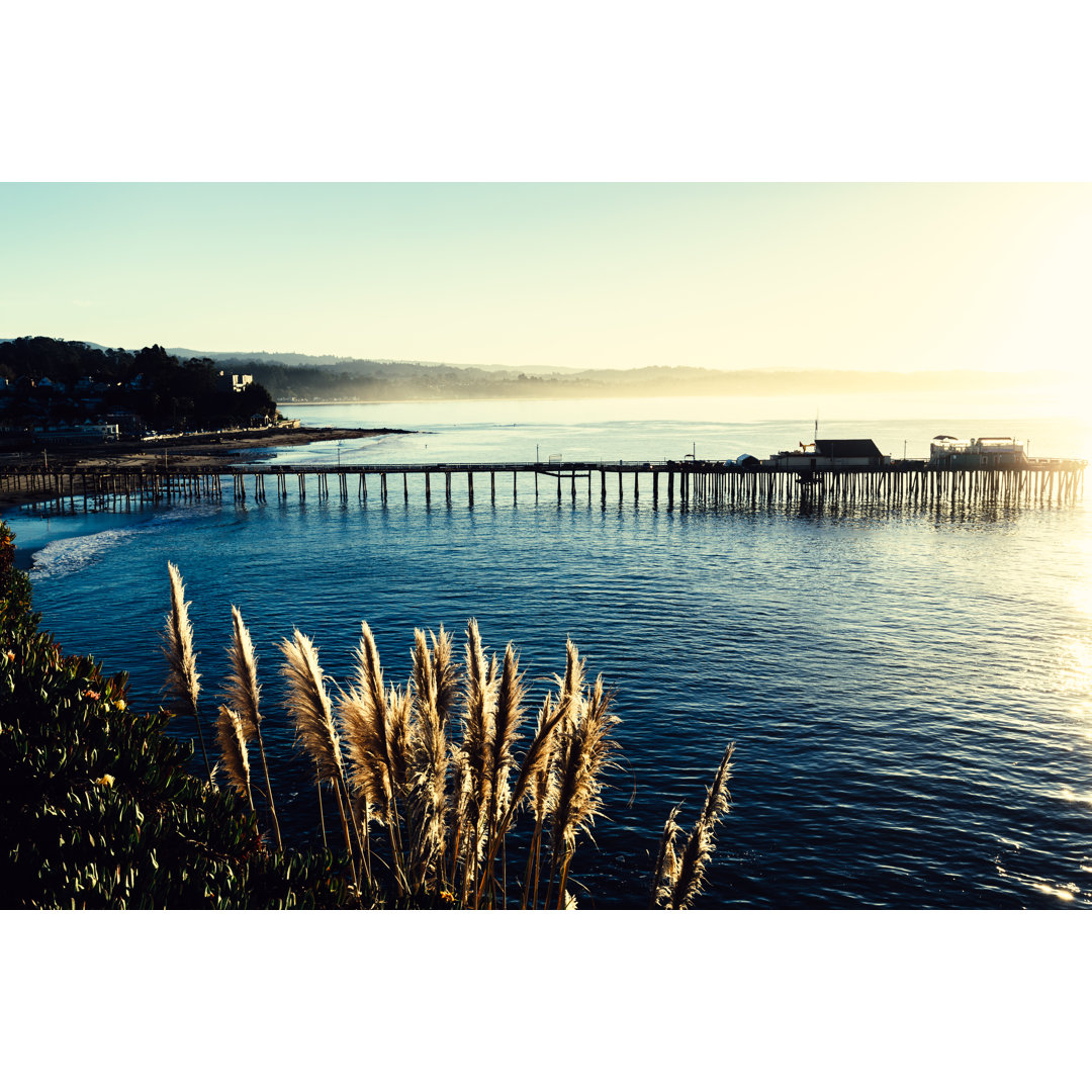 Capitola Steg in der Morgendämmerung, Monterey Bay, CA von Lucentius - Druck