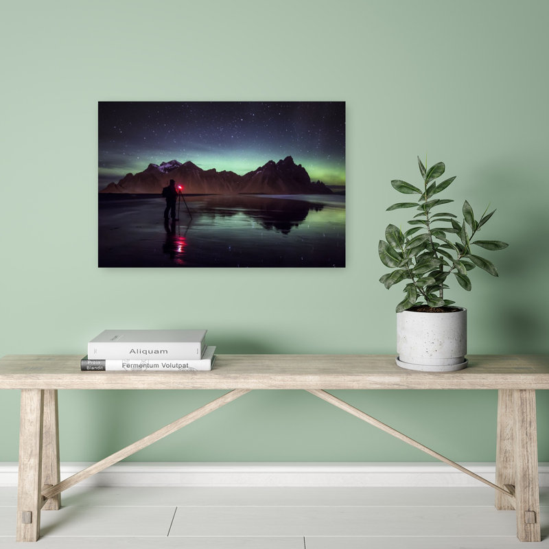 Reflets des aurores boréales sur les montagnes - Impression d'art mural côtier spectaculaire, éthéré et serein, 16" H x 24" W